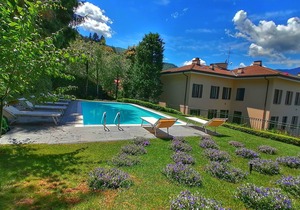 Suite "Lavarello" at 2 steps from the lake with private dehor, lounge bar and swimming pool