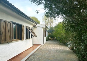 Villa Sea and Rocks. Villa with large garden 200 m from the sea