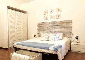 Villa Sea and Rocks. Villa with large garden 200 m from the sea