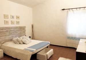 Villa Sea and Rocks. Villa with large garden 200 m from the sea