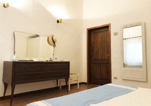 Villa Sea and Rocks. Villa with large garden 200 m from the sea