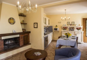 VILLINO LA CASETTA - Castelnuovo Magra - Independent Villa dipped in the green of secular olives, on the border between Liguria and Tuscany close to the Cinque Terre.