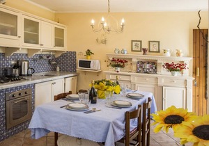 VILLINO LA CASETTA - Castelnuovo Magra - Independent Villa dipped in the green of secular olives, on the border between Liguria and Tuscany close to the Cinque Terre.