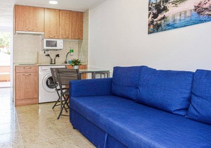 Welcome to this lovely vacation apartment, just a few steps from the beach.