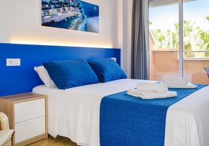 Welcome to this lovely vacation apartment, just a few steps from the beach.