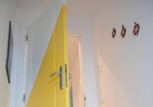 Yellow apartment with double bedroom and living room / kitchen with sofa bed and private bathroom