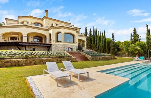 San Roque Villa | 1157 m² Villa ∙ 8 bedrooms ∙ 16 guests