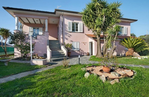 Ameglia Villa | 240 m² Villa ∙ 4 bedrooms ∙ 8 guests