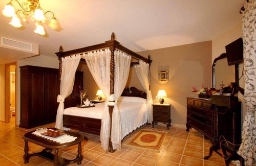 Maluenda House | 360 m² House ∙ 10 bedrooms ∙ 22 guests
