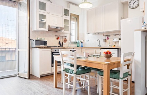 Bolognina Apartment | 80 m² Apartment ∙ 7 bedrooms ∙ 4 guests