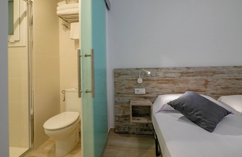 Roses Town Center Hostel | AGI Gloria Rooms