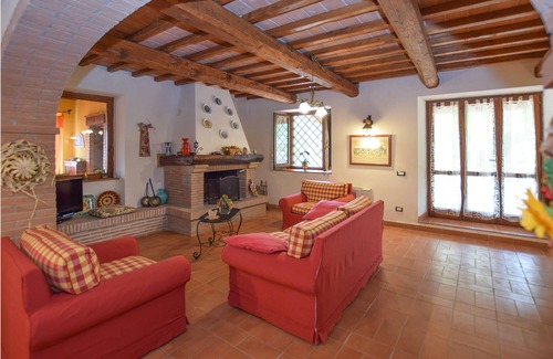 Avigliano Umbrio House | Are you looking for a vacation home with space for several families? Then this house with panoramic