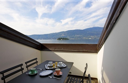 Verbania Apartment | Attractive apartment in a palazzo from the 17th century. Right on the lake promenade