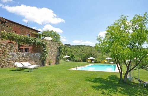 Castelnuovo Berardenga Apartment | Beautiful apartment for 2 guests with A/C, WIFI, pool, pets allowed and panoramic view