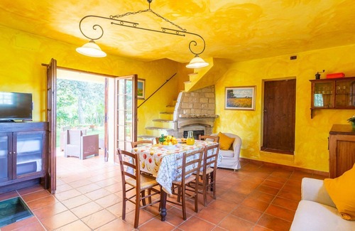 Casalbordino House | Beautiful apartment in villa for 12 guests with pool, WIFI, TV, patio and pets allowed