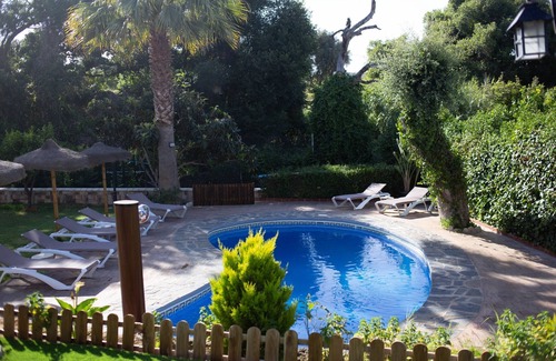 Brena y Marismas de Barbate Natural Park House | Beautiful Villa with Large Garden, Pool, Air Conditioning & Wi-Fi; Parking Available