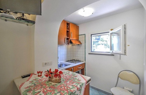 Amalfi House | Casa Macrina A: A cheerful apartment in a quiet position, situated at a short distance from the Cathedral of Amalfi, with Free WI-FI.