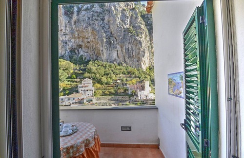Amalfi House | Casa Macrina A: A cheerful apartment in a quiet position, situated at a short distance from the Cathedral of Amalfi, with Free WI-FI.