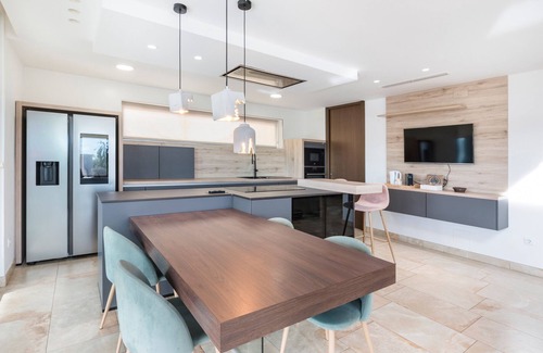 Caravaca de la Cruz Ski Chalet | Chalet 'Villa Cruz' with Mountain Views, Wi-Fi and Air Conditioning