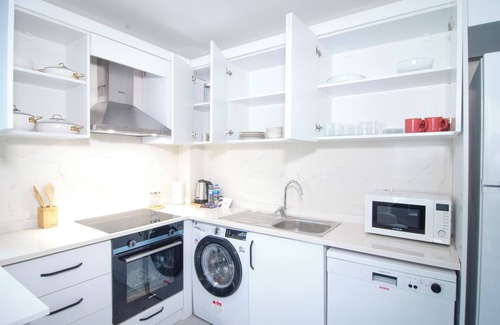 Kagithane Apartment | Cozy apt with bedroom & office
