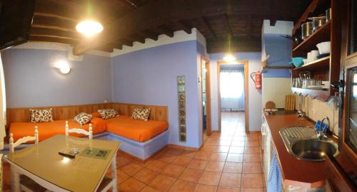 Hervas House | El Canchal de la Gallina -Cafetería - Piscina de Agua Caliente hasta 19 de Octubre -Aparcamiento gratis - Jacuzzi