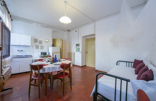 Toscolano Maderno Apartment | Gufo- Flowers -100m Near Lake, Toscolano Maderno, Italy