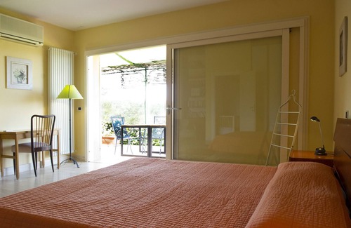 Castelnuovo Magra Apartment | Holiday Apartment "Agriturismo Monteverde - Glicine" with Shared Pool, Private Terrace & Wi-Fi