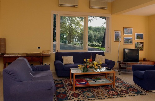 Castelnuovo Magra Apartment | Holiday Apartment "Agriturismo Monteverde - Glicine" with Shared Pool, Private Terrace & Wi-Fi