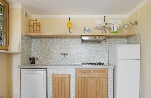 Castelnuovo Magra Apartment | Holiday Apartment "Agriturismo Monteverde - Ortensia" with Sea View, Shared Pool & Wi-Fi