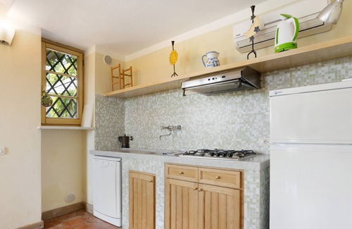 Castelnuovo Magra Apartment | Holiday Apartment "Agriturismo Monteverde - Ortensia" with Sea View, Shared Pool & Wi-Fi