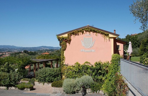Castelnuovo Magra Apartment | Holiday Apartment "Agriturismo Monteverde - Dalia" with Shared Pool, Private Garden & Wi-Fi