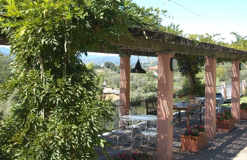 Castelnuovo Magra Apartment | Holiday Apartment "Agriturismo Monteverde - Dalia" with Shared Pool, Private Garden & Wi-Fi