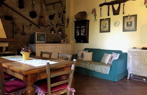 Castiglione del Lago House | Holiday Home "Il Forcone" with Shared Pool & Wi-Fi