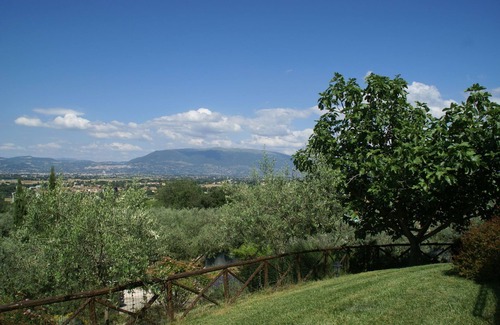 Bettona House | Holiday Home in Bettona with Pool & Near Assisi