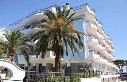 Pineto Apartment | Holiday Rendez Vous 18 - First floor apartment with side sea view