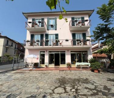 Bardineto Apartment | Hotel Momora