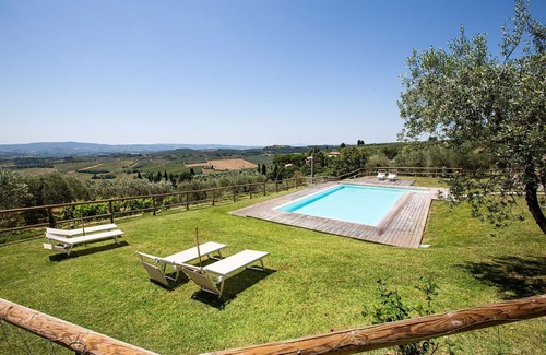 Poggibonsi Apartment | Lovely apartment for 6 guests with pool, WIFI, A/C, TV and panoramic view, close to San Gimignano