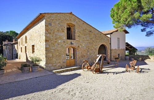 Poggibonsi Apartment | Lovely apartment for 6 guests with pool, WIFI, A/C, TV and panoramic view, close to San Gimignano