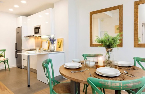 San Vicente Apartment | Modern Centric Apartment with Private Patio. Baños I