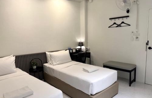 Chana Songkhram Hostel | My House Guesthouse & Restaurant