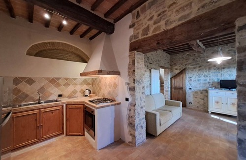 Poggibonsi Apartment | Nice apartment for 6 people with WIFI, pool, A/C, TV and panoramic view, close to San Gimignano