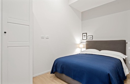 Historic Center Apartment | Piazza Maggiore White Apartment