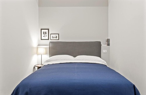 Historic Center Apartment | Piazza Maggiore White Apartment
