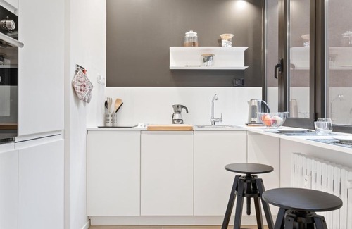 Historic Center Apartment | Piazza Maggiore White Apartment