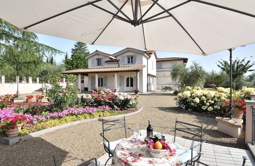 Figline e Incisa Valdarno Villa | Private Villa with A/C, private pool, WIFI, TV, terrace, panoramic view, close to Greve In Chianti