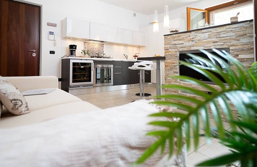 Montioni Apartment | Regarda - wine apartment Promenade in the centre with garden and pool