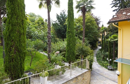 Susello Apartment | Spacious 1½-room apartment with balcony and pool and generous park