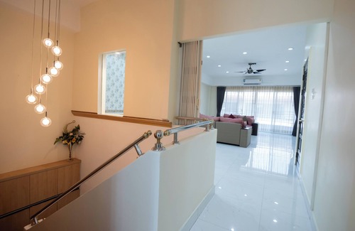 Wattana House | Spacious 3 Bedroom Duplex home on Sukhumvit near BTS Phra Khanong