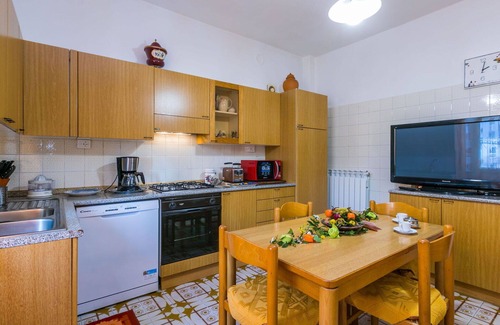Montefollonico House | Stunning private villa for 5 guests with A/C, WIFI, TV, patio, pets allowed and panoramic view