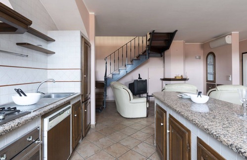 Villa Viani House | Stunning private villa for 6 people with WIFI, terrace, pets allowed and panoramic view